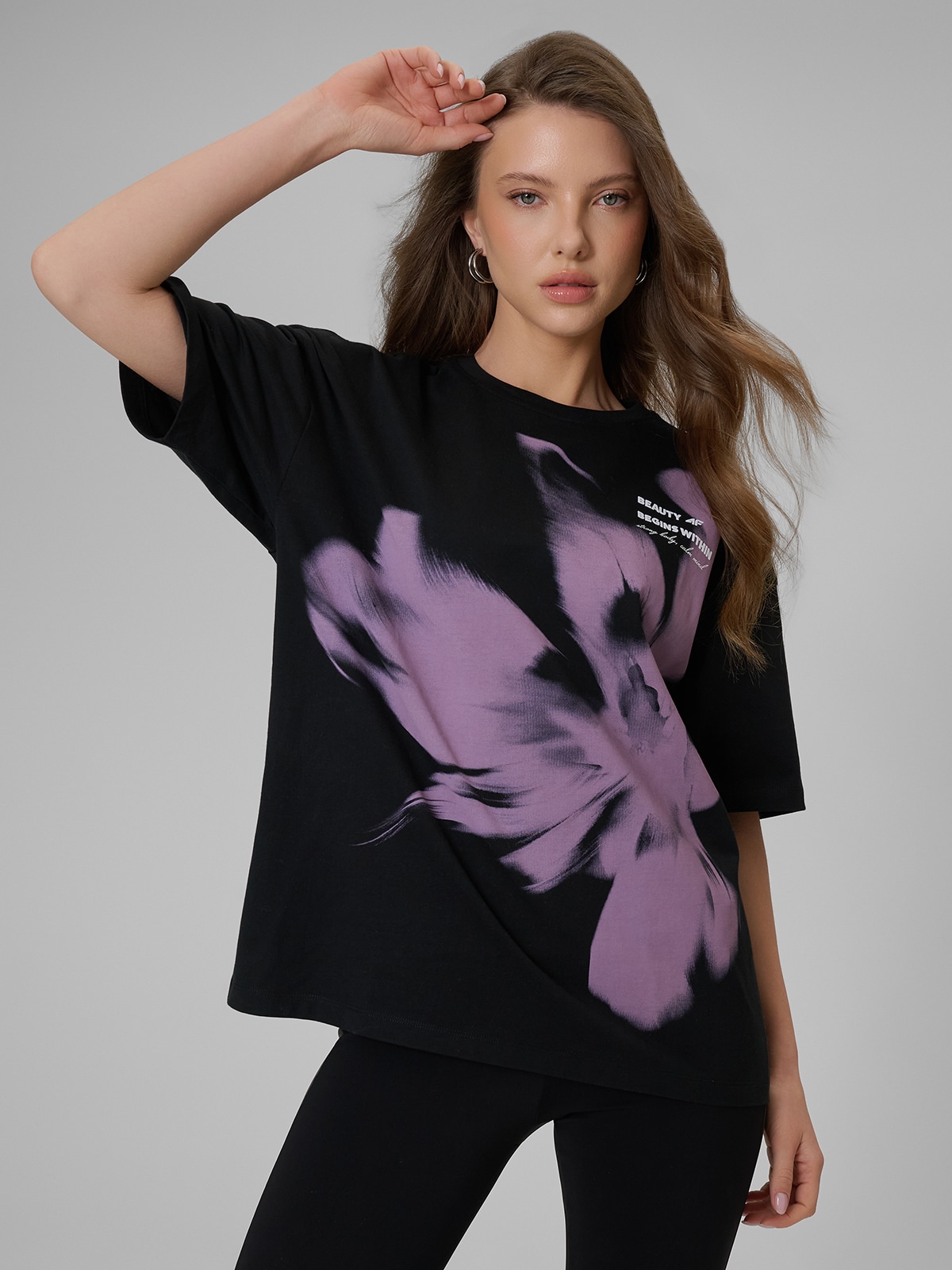 4F T-shirt loose z nadrukiem damski - czarny XS