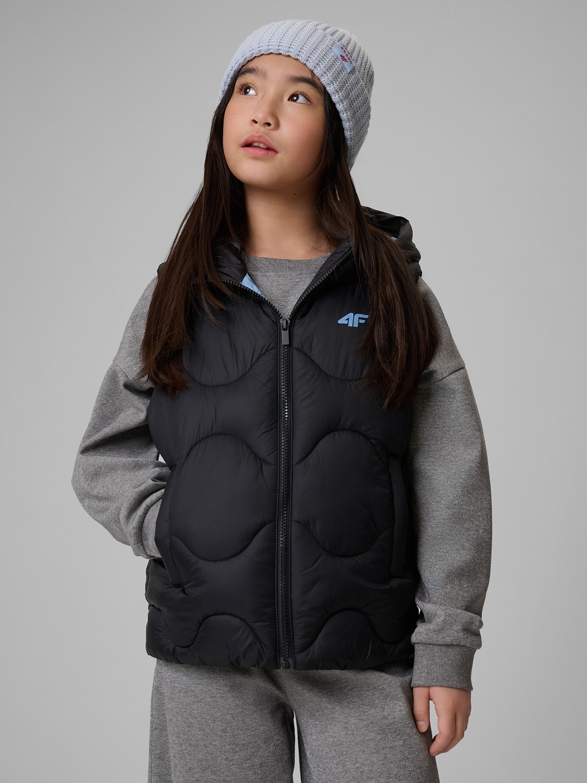 4F Bezrękawnik z wypełnieniem syntetycznym dziewczęcy - czarny 158 (12-13 lat)