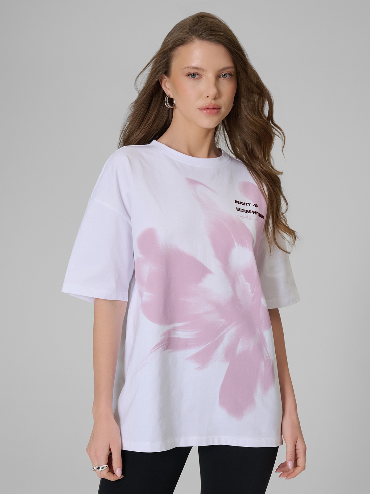 4F T-shirt loose z nadrukiem damski - biały XS