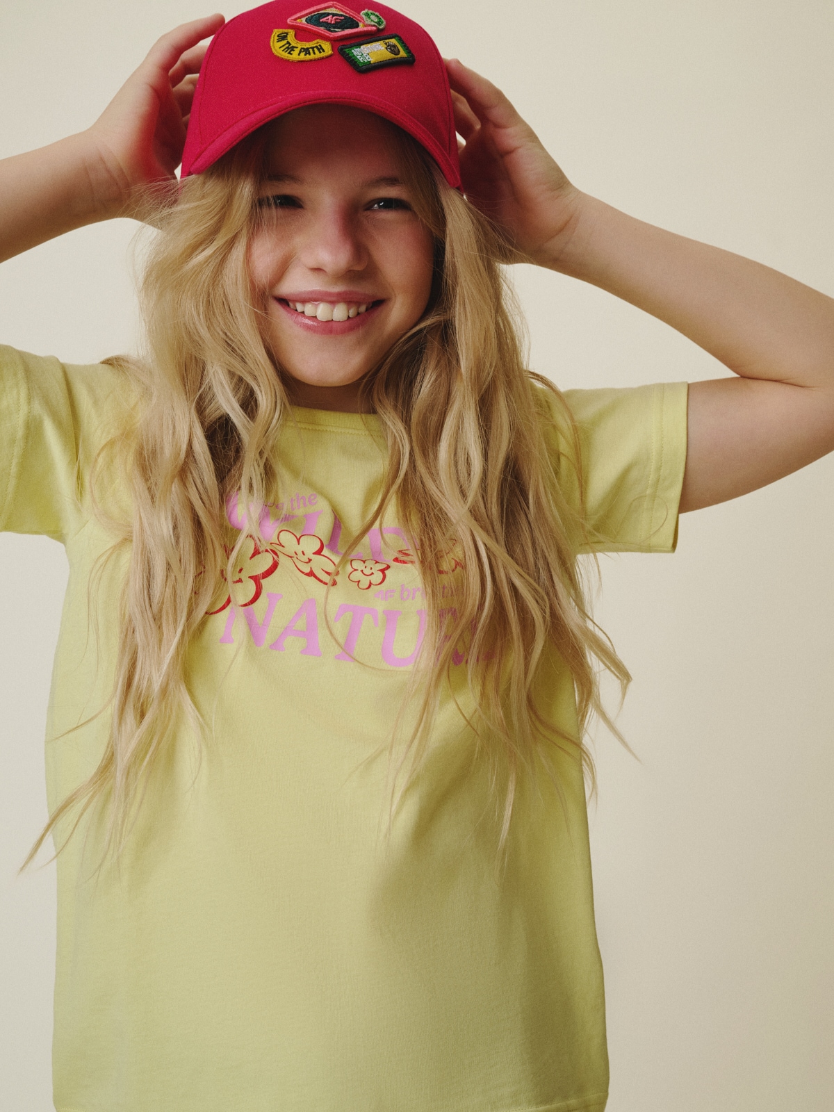 4F T-shirt regular z nadrukiem dziewczęcy - żółty 158 (12-13 lat)