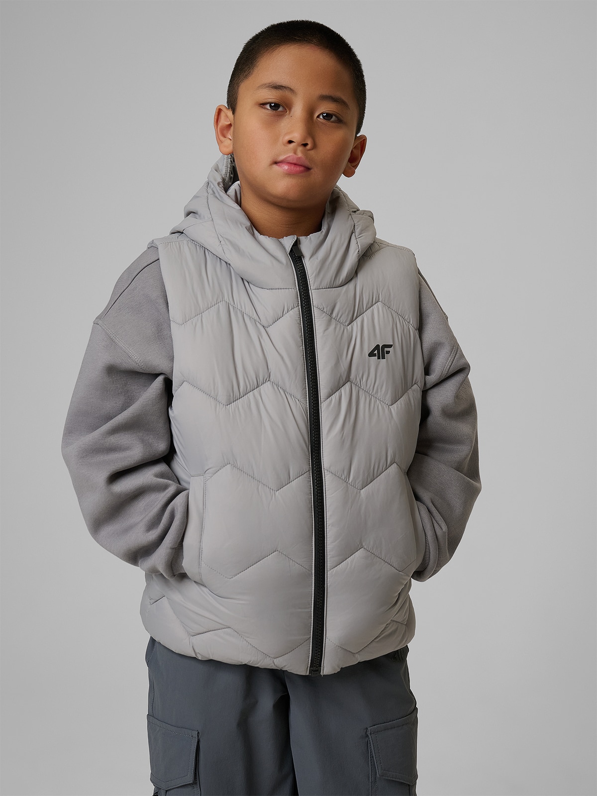 4F Bezrękawnik z wypełnieniem syntetycznym chłopięcy - szara 164 (13-14 lat)