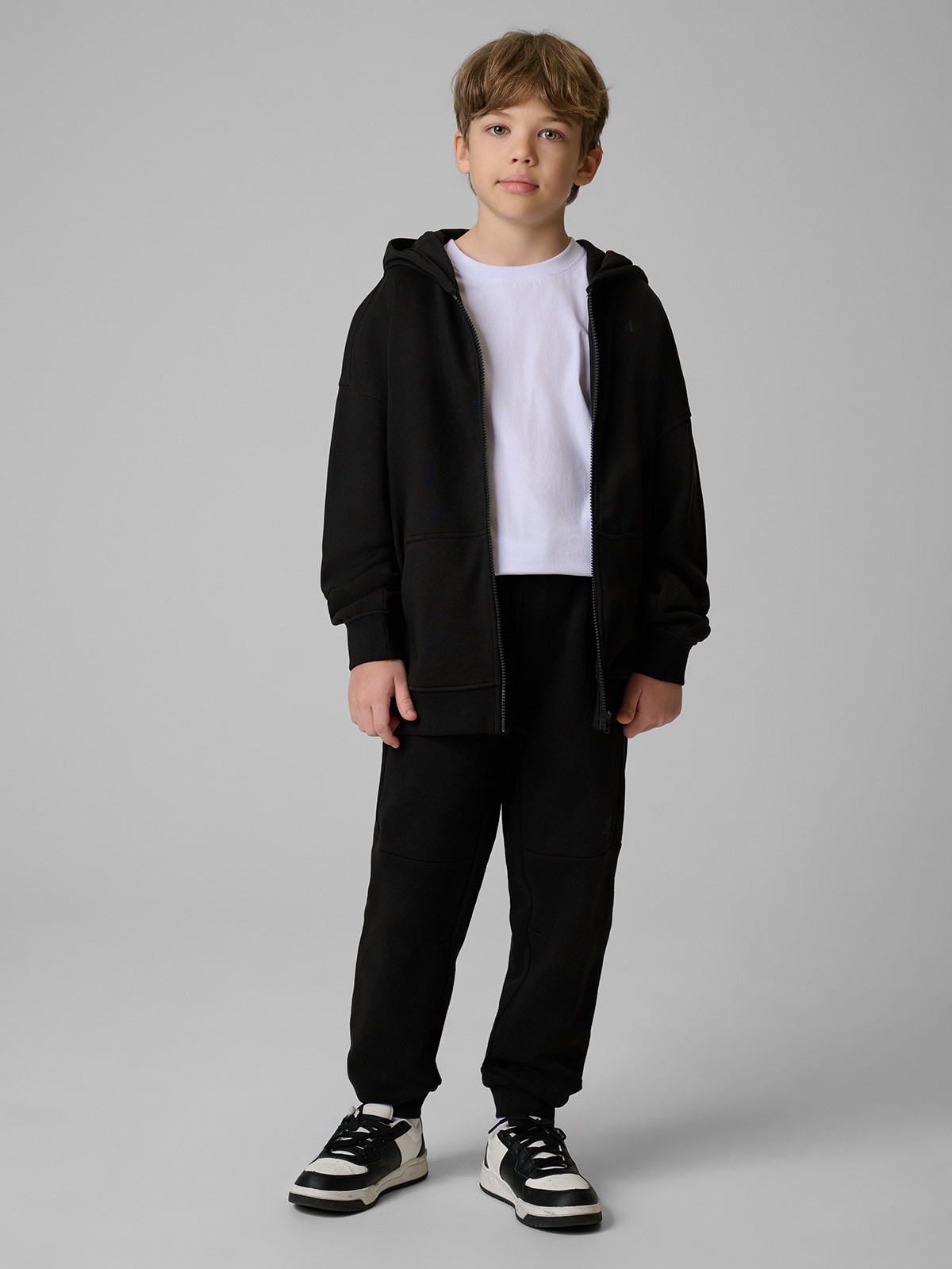 4F Spodnie dresowe joggery chłopięce - czarne 164 (13-14 lat)