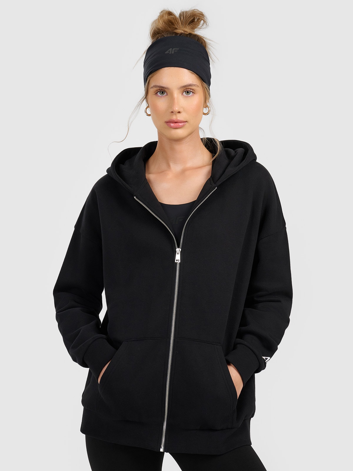 4F Bluza dresowa rozpinana z kapturem damska - czarna XS