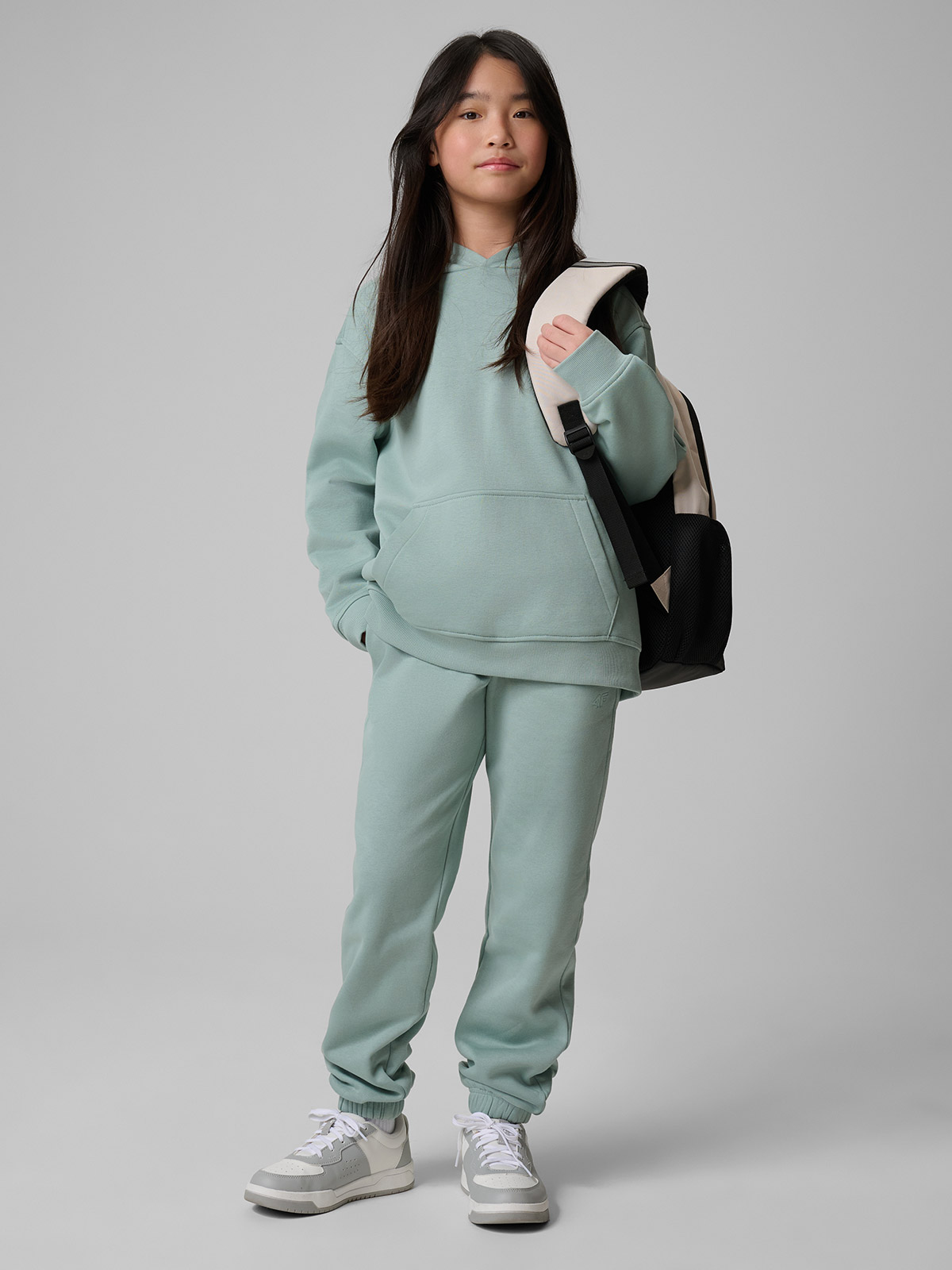 4F Spodnie dresowe joggery dziewczęce - miętowe 158 (12-13 lat)