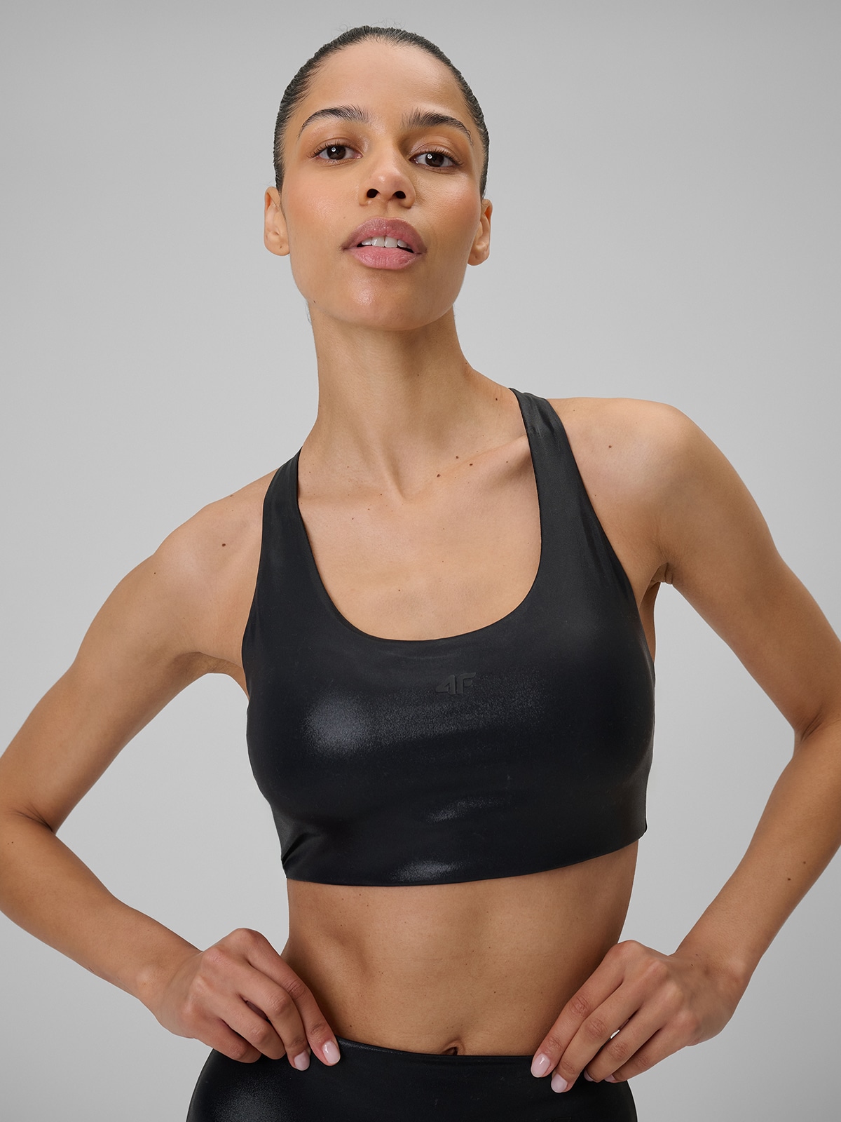 4F Biustonosz do jogi z niskim wsparciem damski - czarny XS