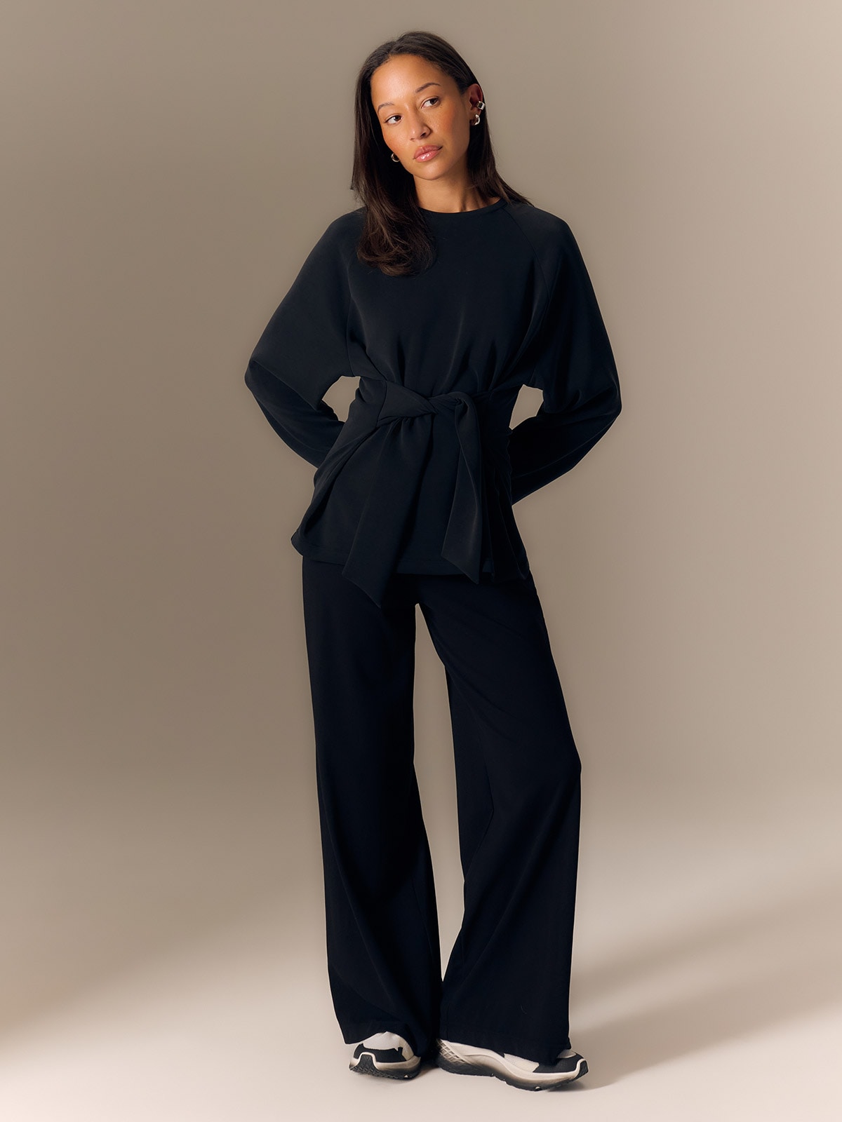 4F Bluza regular z wiązaniem i modalem damska - czarna XS