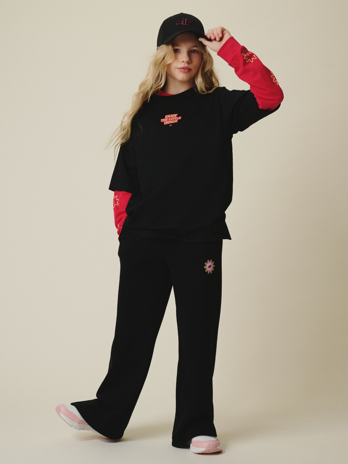 4F Spodnie dresowe z szerokimi nogawkami dziewczęce - czarne 164 (13-14 lat)