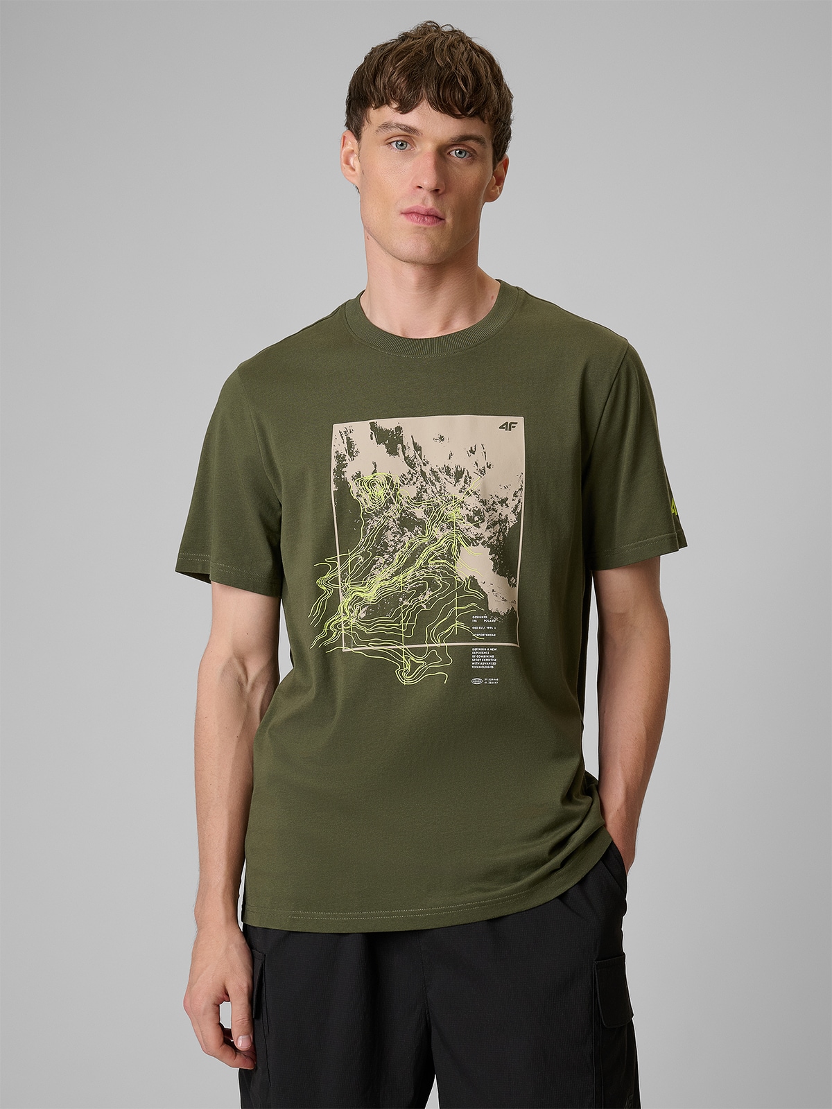 4F T-shirt regular z nadrukiem męski - khaki XXL