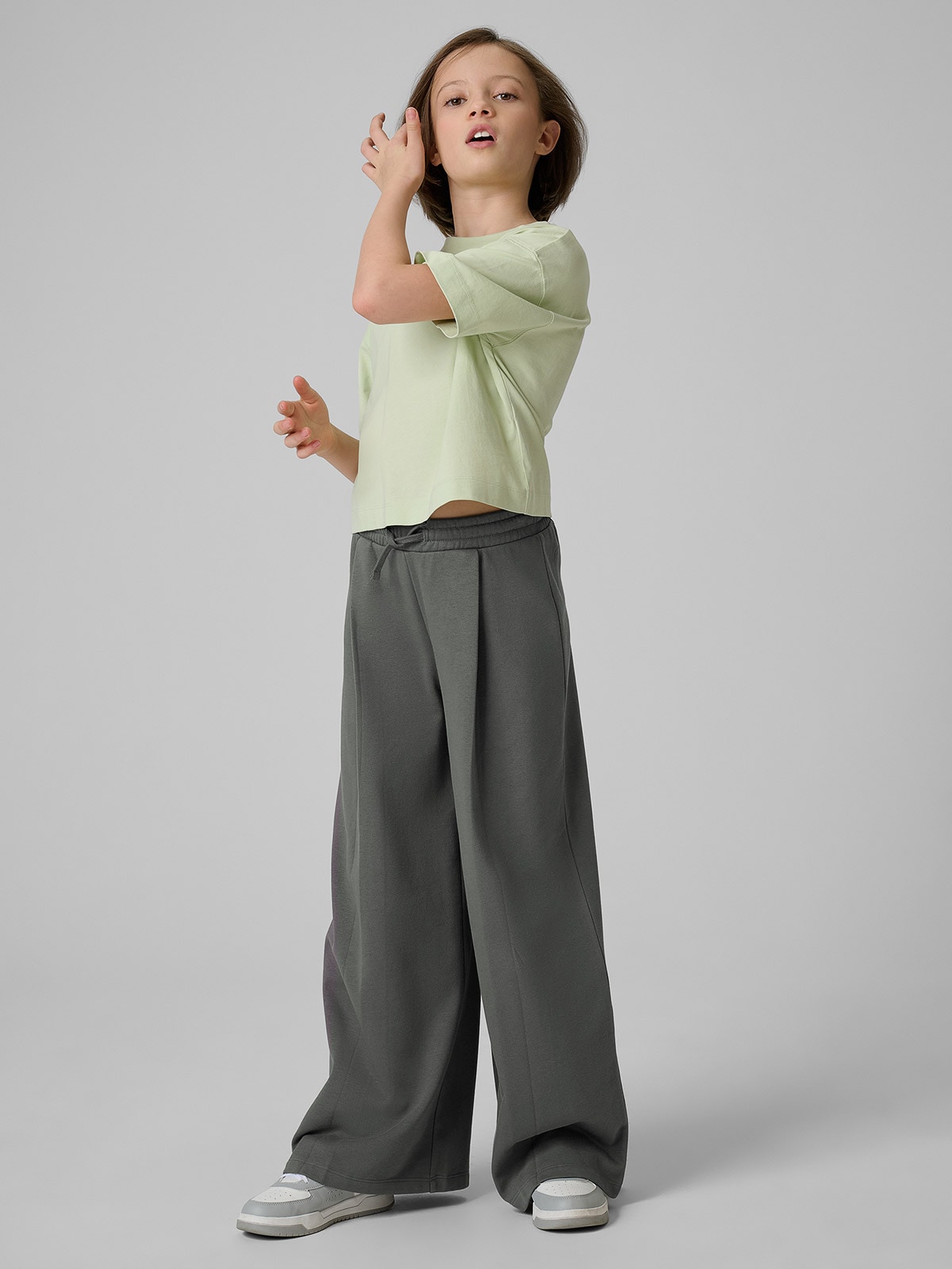 4F Spodnie dresowe z szerokimi nogawkami dziewczęce - szare 158/164 (12-14 lat)