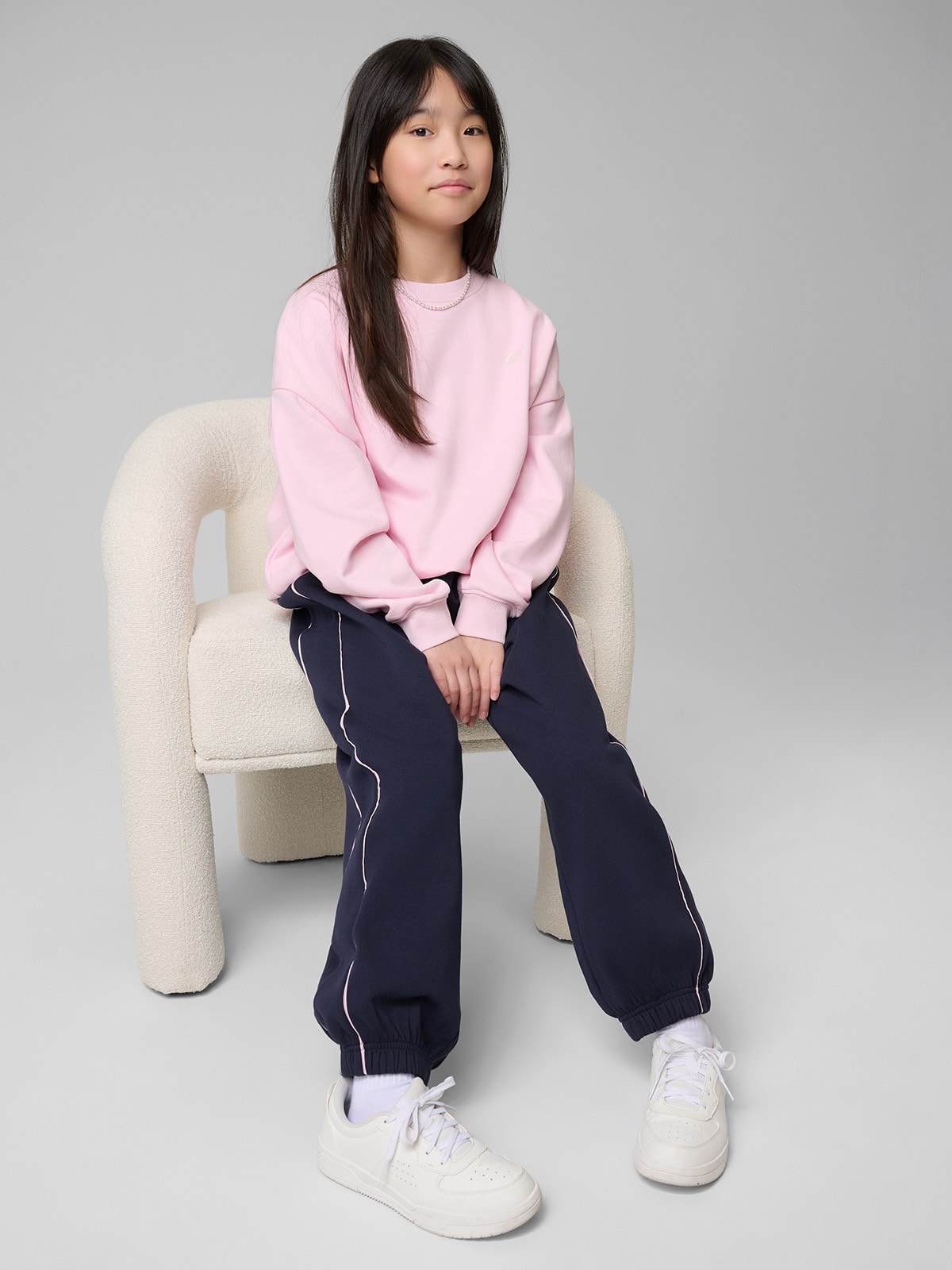 4F Spodnie dresowe joggery dziewczęce - granatowe 146/152 (10-12 lat)