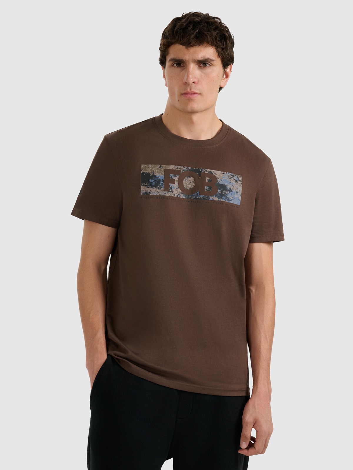 4F T-shirt regular z nadrukiem męski - brązowy XXL