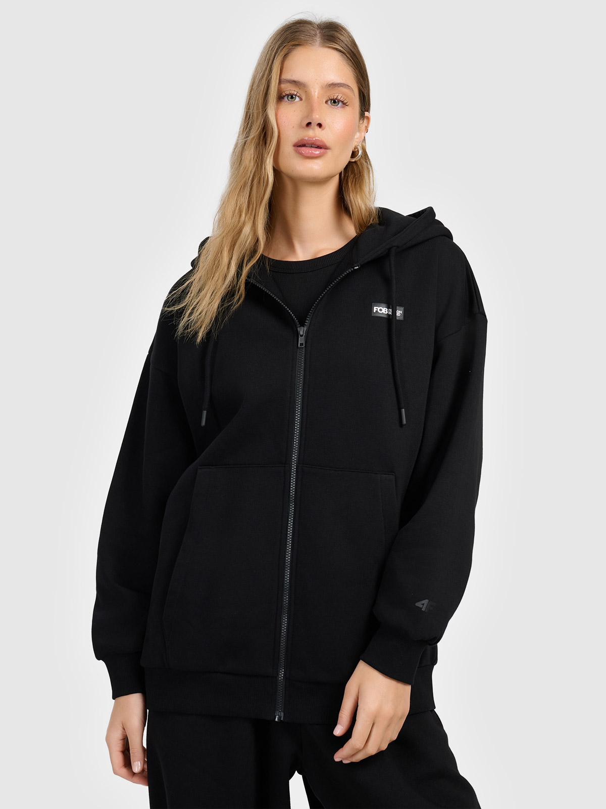 4F Bluza dresowa rozpinana z kapturem damska - czarna M