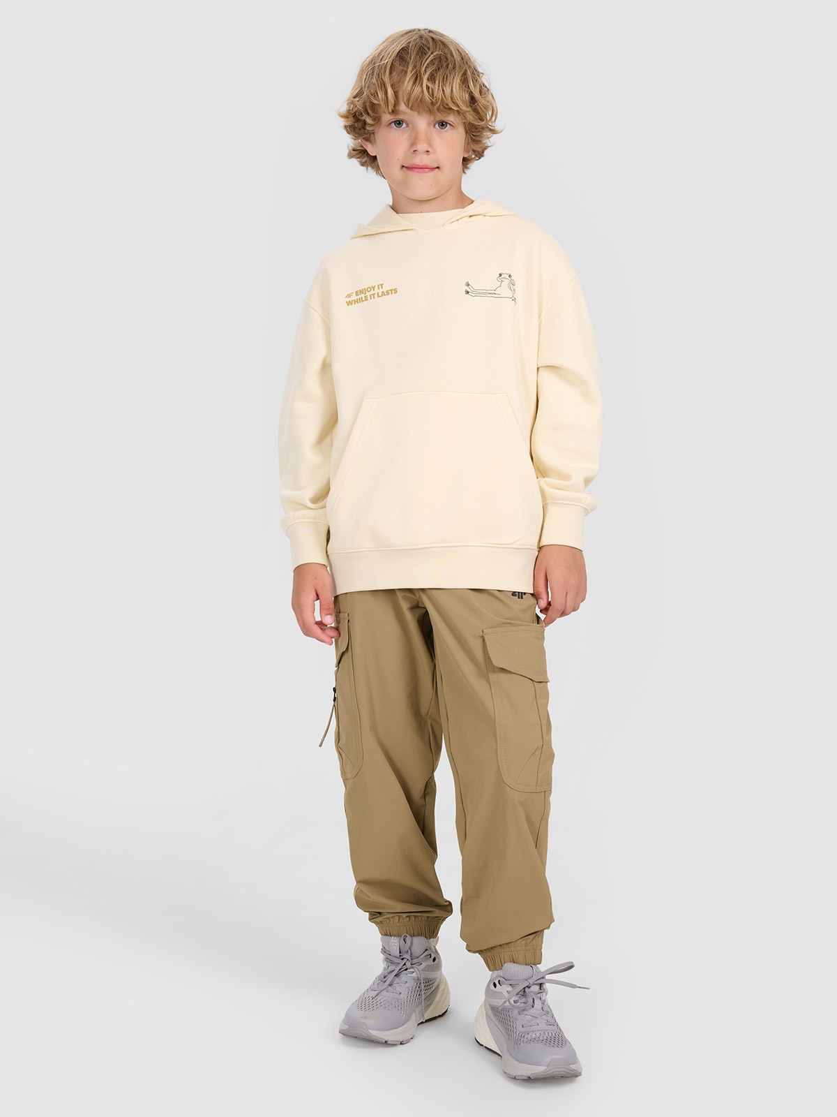 4F Spodnie casual cargo chłopięce - brązowe 122 (6-7 lat)