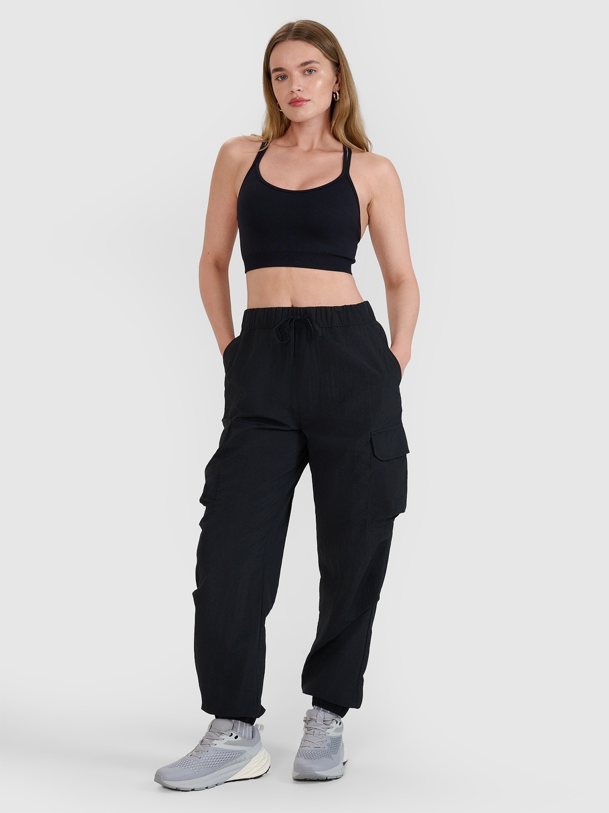 4F Spodnie casual cargo damskie - czarne S