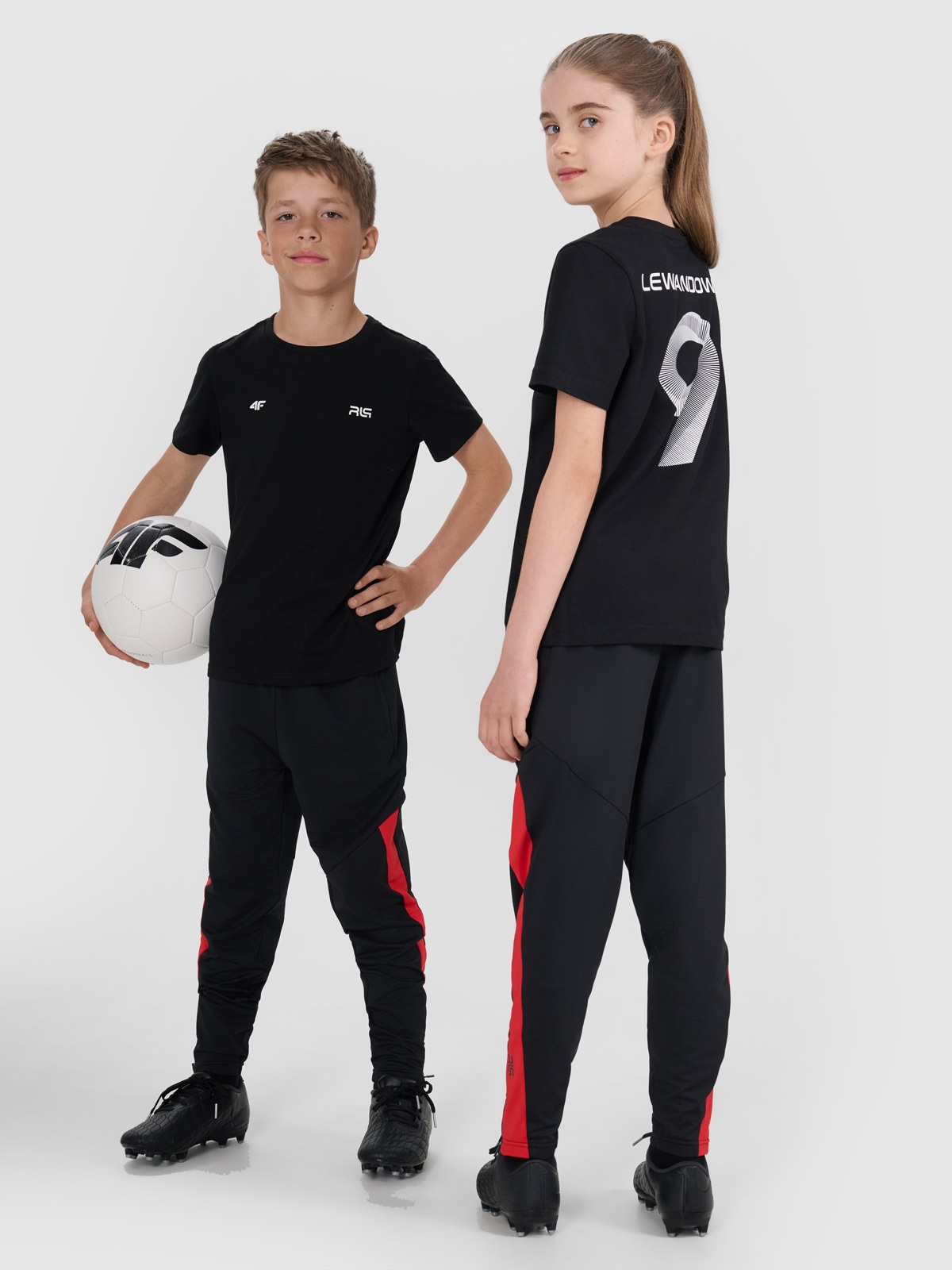 4F T-shirt regular z nadrukiem dziecięcy 4F JUNIOR x Robert Lewandowski - czarny 122 (6-7 lat)