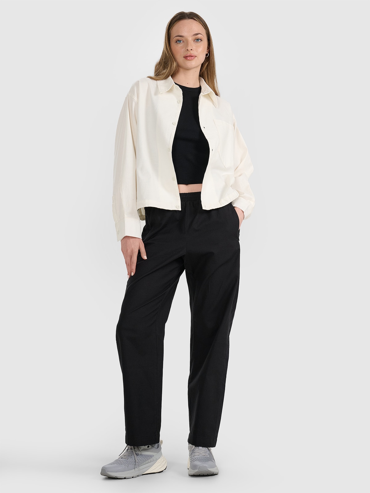 4F Spodnie casual damskie - czarne S