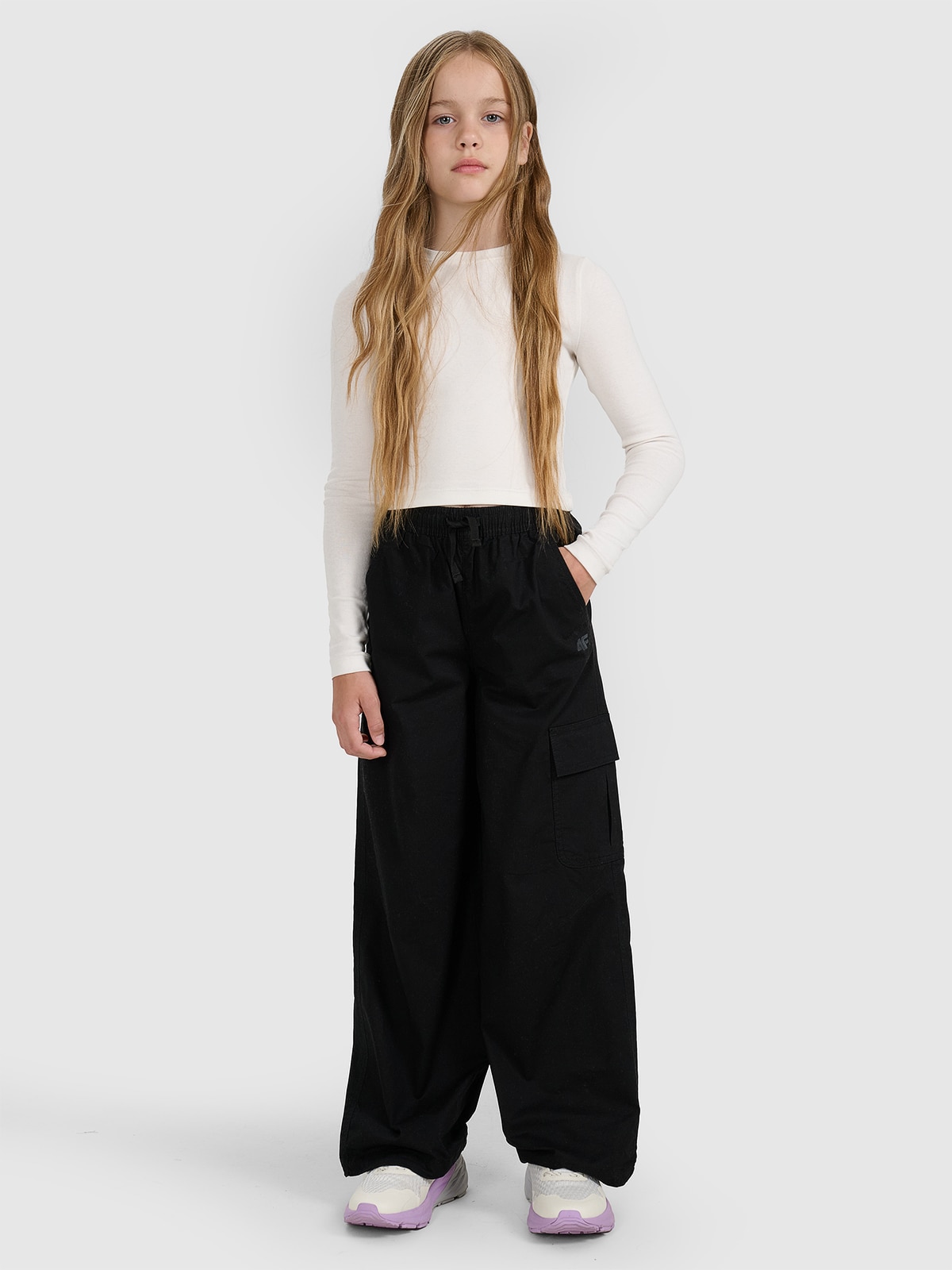 4F Spodnie casual cargo dziewczęce - czarne 122 (6-7 lat)