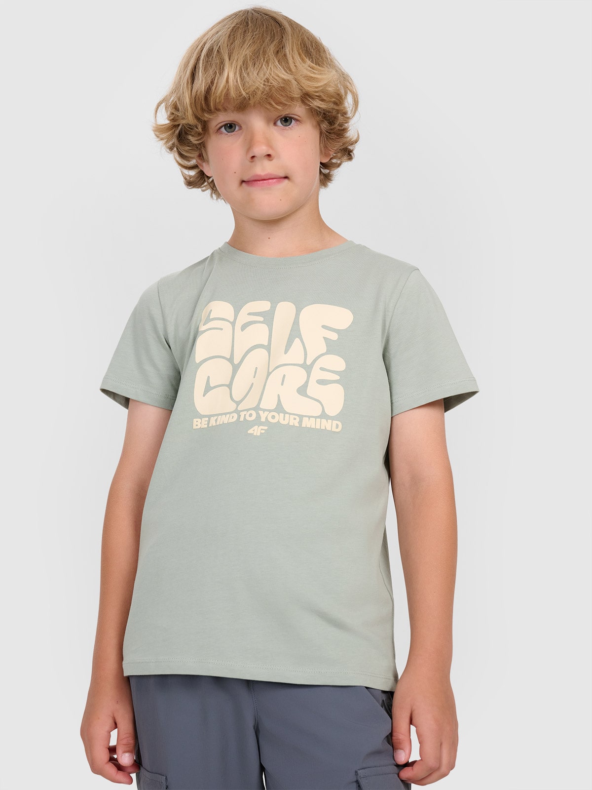 4F T-shirt regular z nadrukiem chłopięcy - oliwkowy 122 (6-7 lat)