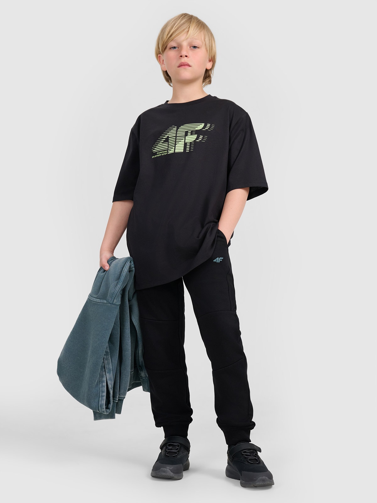 4F Spodnie dresowe joggery chłopięce - czarne 122 (6-7 lat)