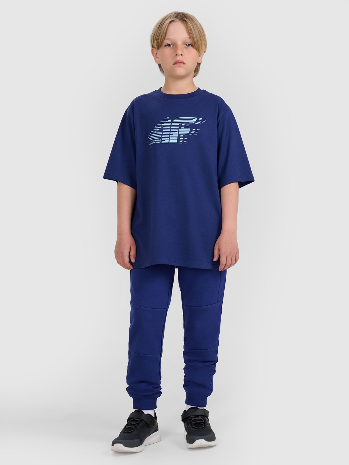 4F Spodnie dresowe joggery chłopięce - granatowe 122 (6-7 lat)