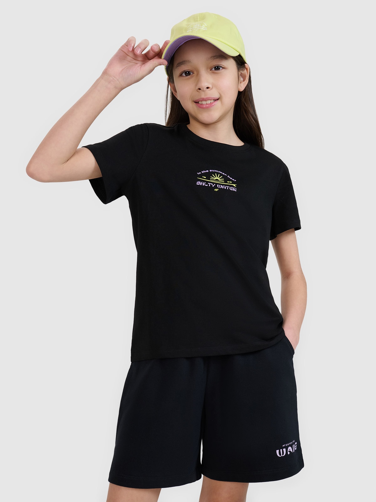 4F T-shirt regular z nadrukiem dziewczęcy - czarny 122 (6-7 lat)