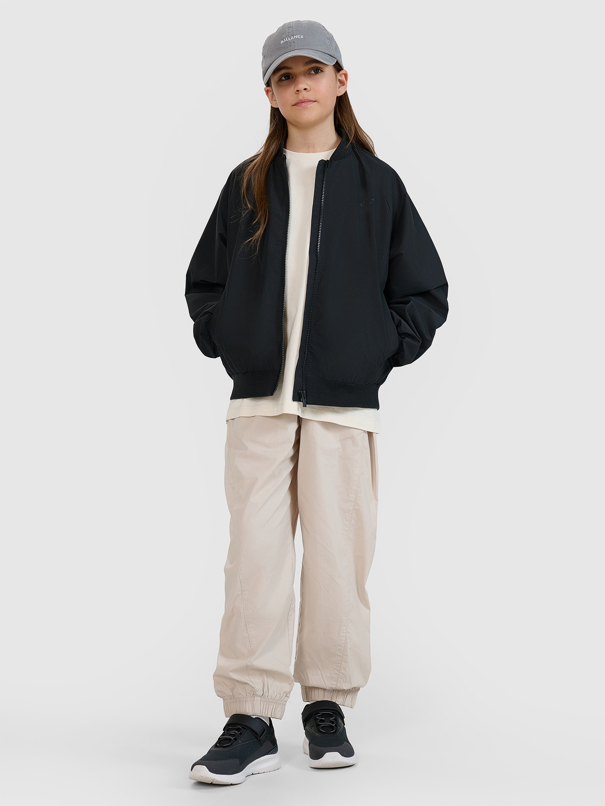 4F Kurtka przejściowa bomberka dziewczęca - czarna 122 (6-7 lat)