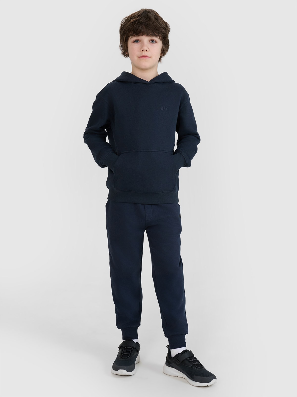 4F Spodnie dresowe joggery chłopięce - granatowe 122 (6-7 lat)