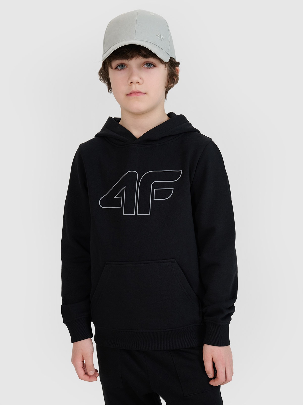 4F Bluza dresowa nierozpinana z kapturem chłopięca - czarna 122 (6-7 lat)