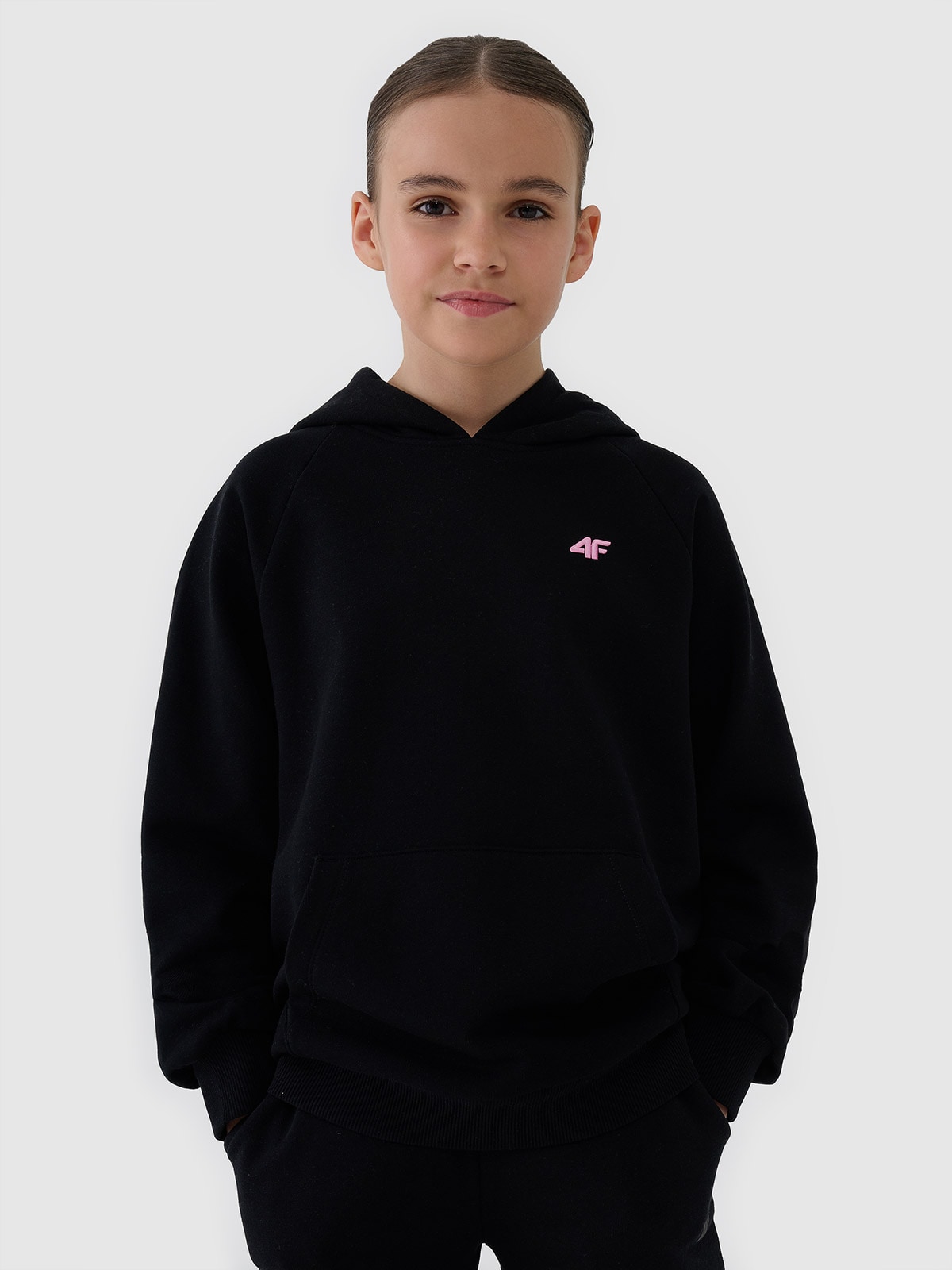 4F Bluza dresowa nierozpinana z kapturem dziewczęca - czarna 122 (6-7 lat)