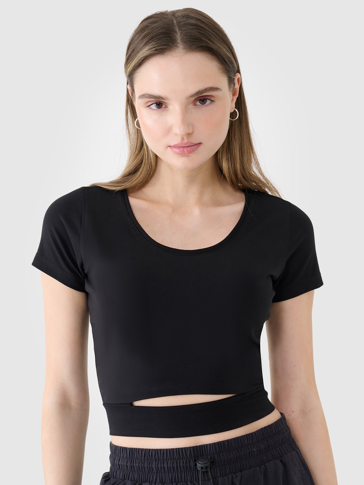 4F T-shirt crop top gładki damski - czarny XS