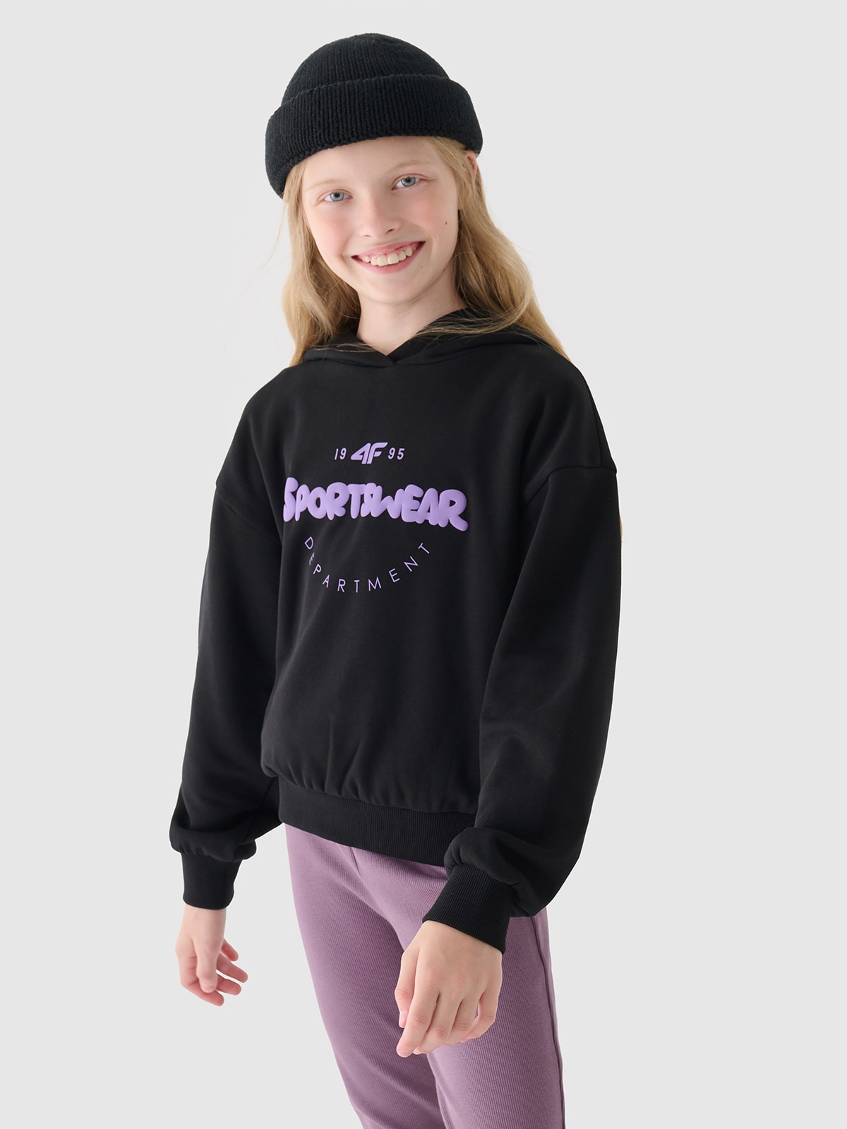 4F Bluza dresowa nierozpinana z kapturem dziewczęca - czarna 122 (6-7 lat)