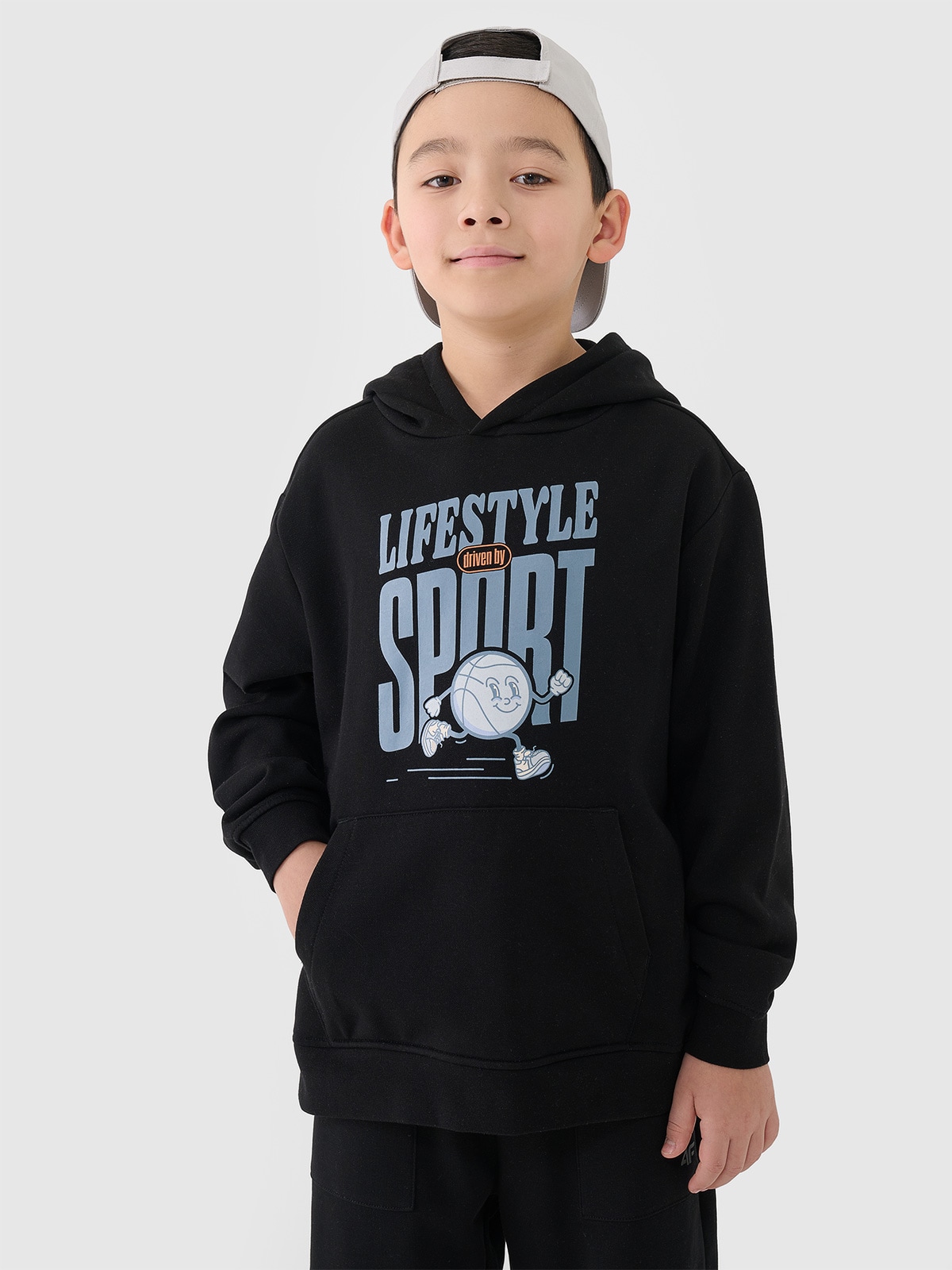 4F Bluza dresowa nierozpinana z kapturem chłopięca - czarna 122 (6-7 lat)