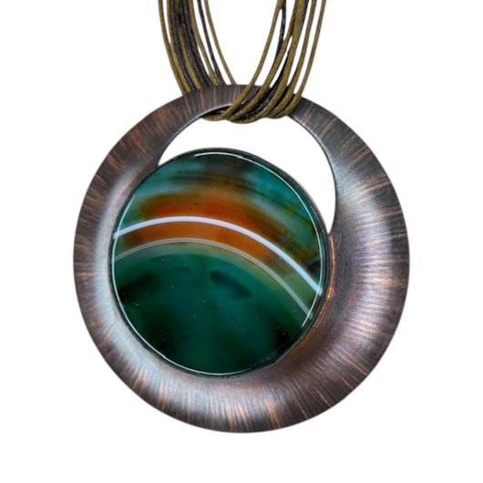 Miedziany wisior z okrągłym agatem