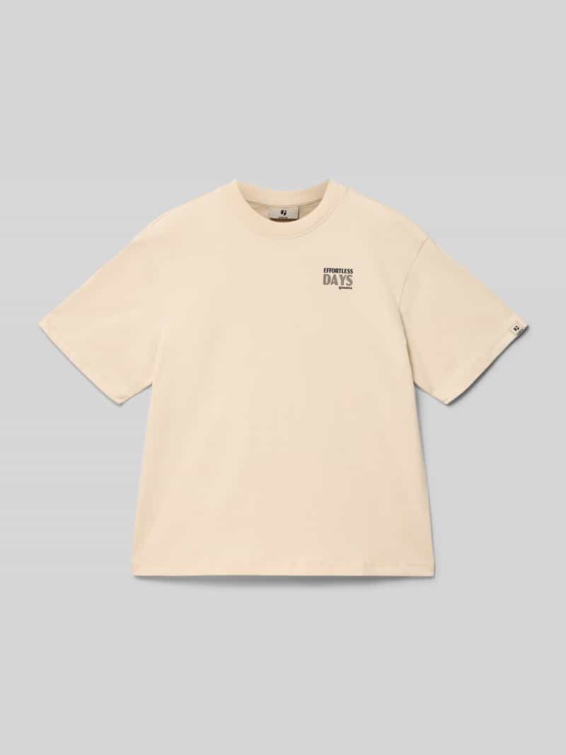 t-shirt o kroju regular fit z nadrukiem z napisem