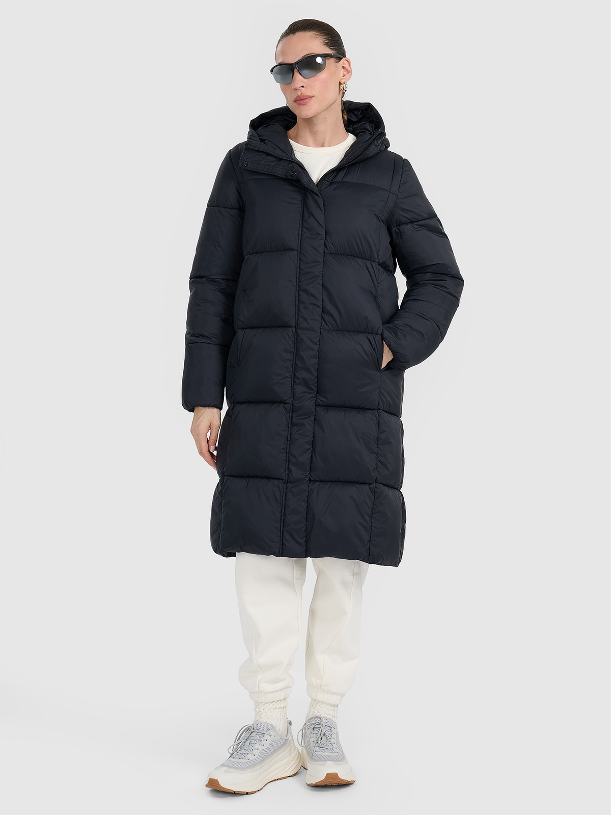 4F Płaszcz puchowy z wypełnieniem syntetycznym damski - czarny S