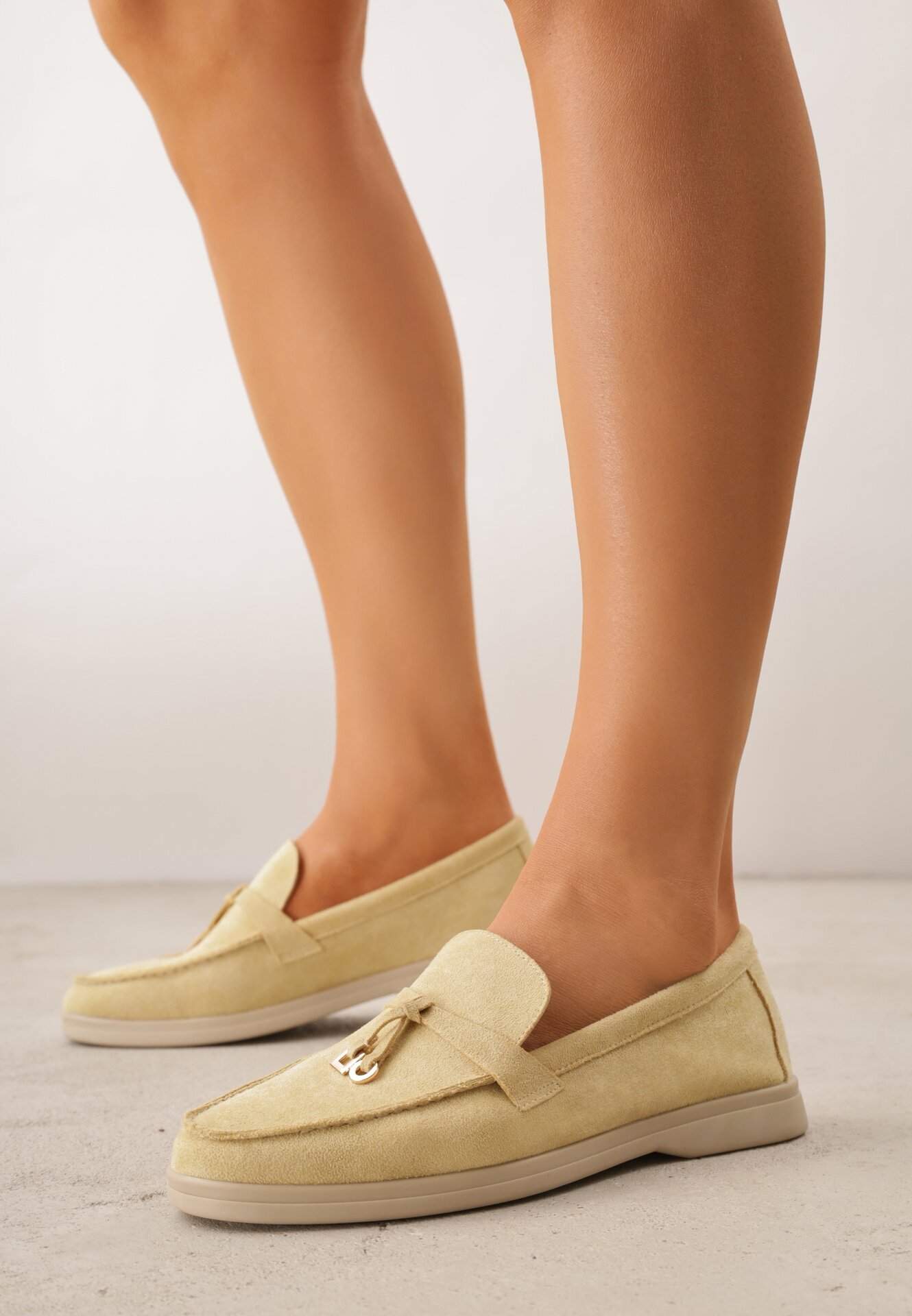 Żółte Lekkie Mokasyny VICES z Metalowymi Ozdobami i Skórzaną Wkladką Adrialee