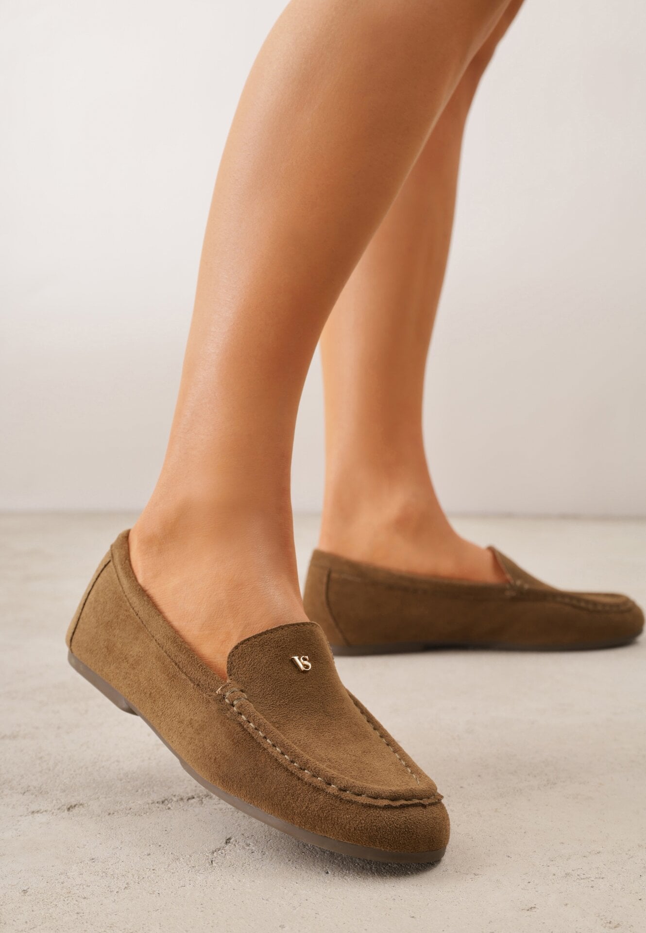 Ciemnobeżowe Mokasyny VICES ze Skórzaną Wkładką i Metalową Ozdobą Aquilin