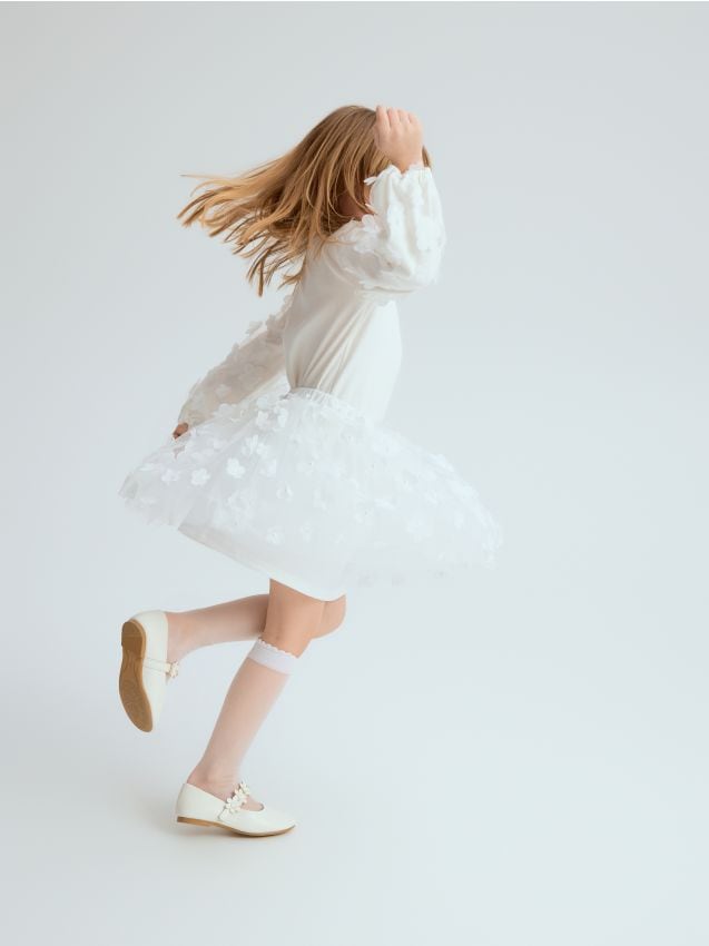 Reserved - Tiulowa spódnica z kwiatowym motywem - biały