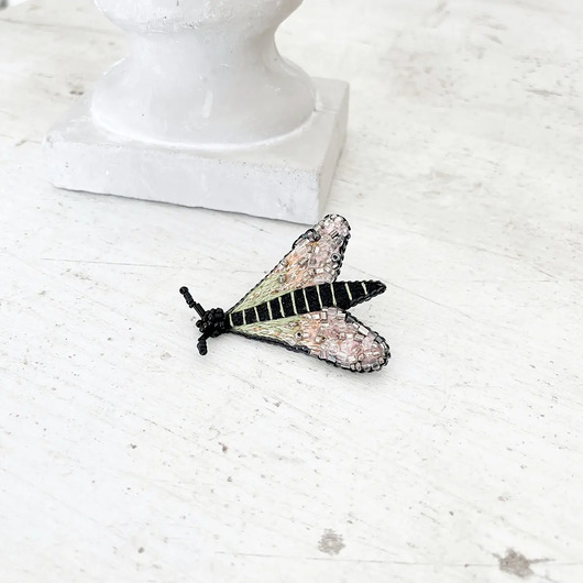 Broszka ĆMA 64 ręcznie haftowana przypinka owady motyle