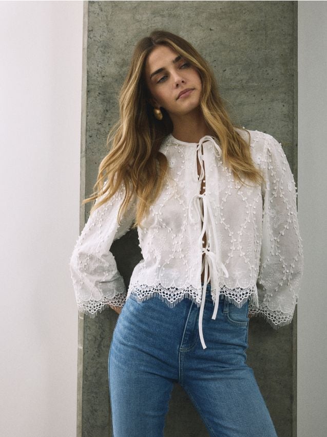 Reserved - Bluzka z haftowanym wzorem - złamana biel