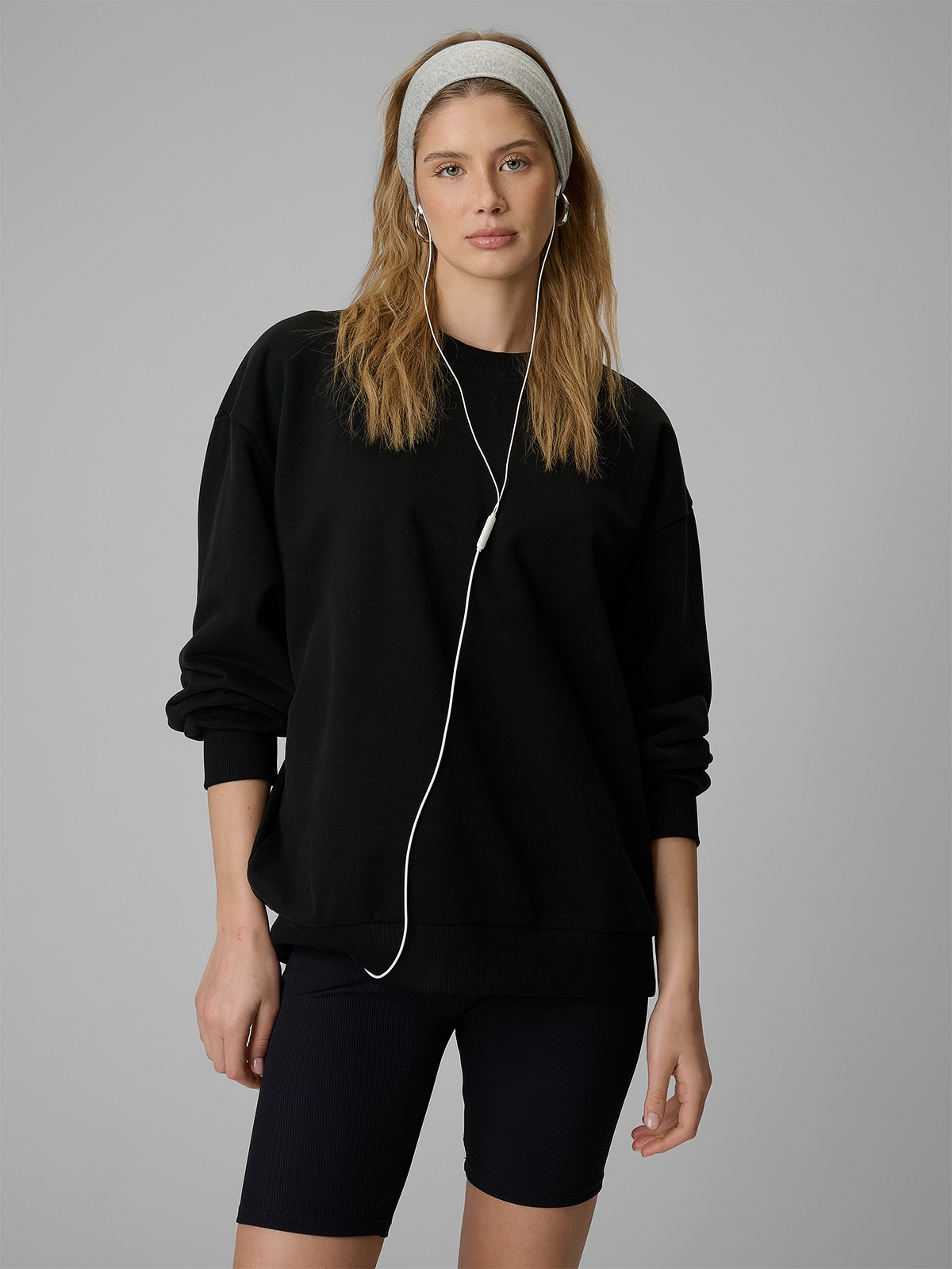 4F Bluza dresowa loose bez kaptura damska - czarna XS