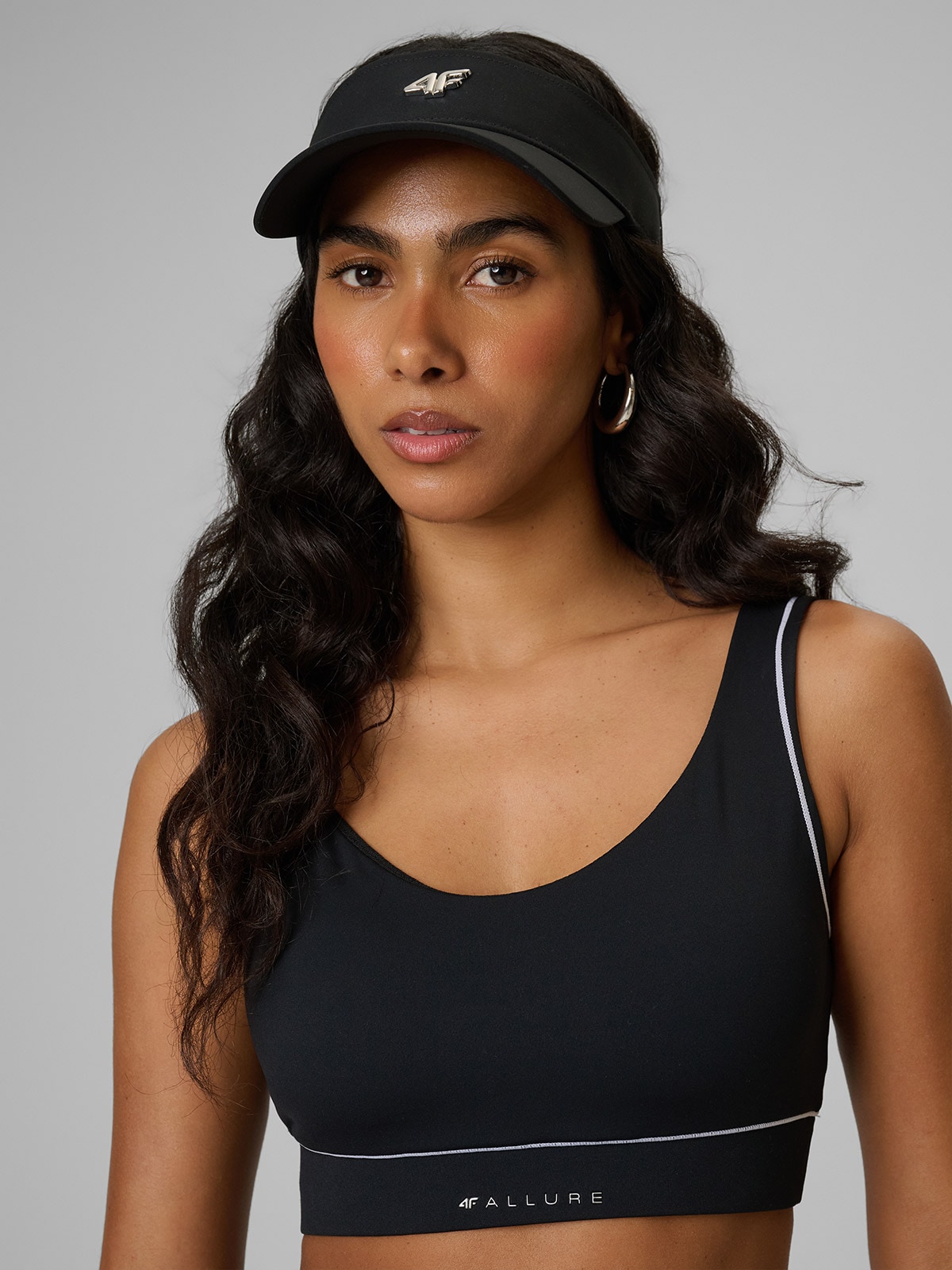 4F Daszek uniseks - czarny XS/S (56cm)