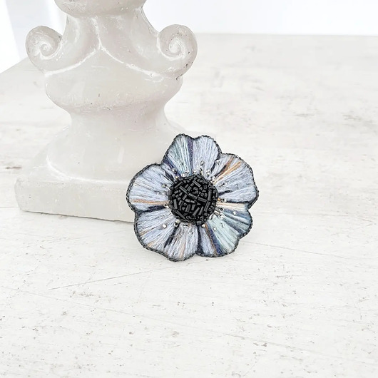 Broszka KWIAT 21 ręcznie haftowana przypinka z koralikami