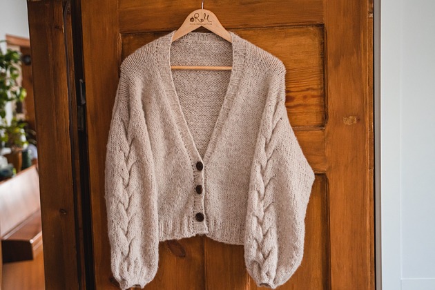 Sweter z warkoczami, kardigan rozpinany, sweter z guzikami, beżowy sweter