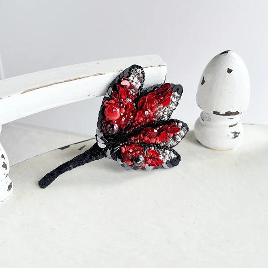 Broszka KWIAT 18 ręcznie haftowana przypinka z koralikami magnolia