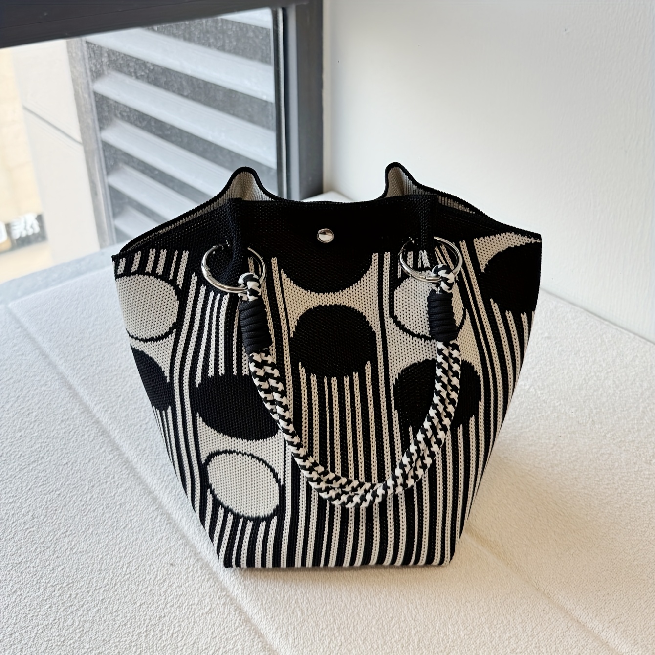 TEMU 1 szt. Nowoczesna minimalistyczna czarno-biała pionowa w paski i kropki kolorowa dzianinowa torba z poliestru na zatrzaski z sznurkiem, torba o