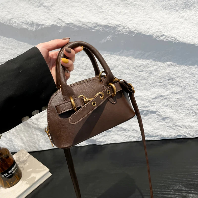 Mała skórzana torebka z ozdobnym paskiem - Brązowy