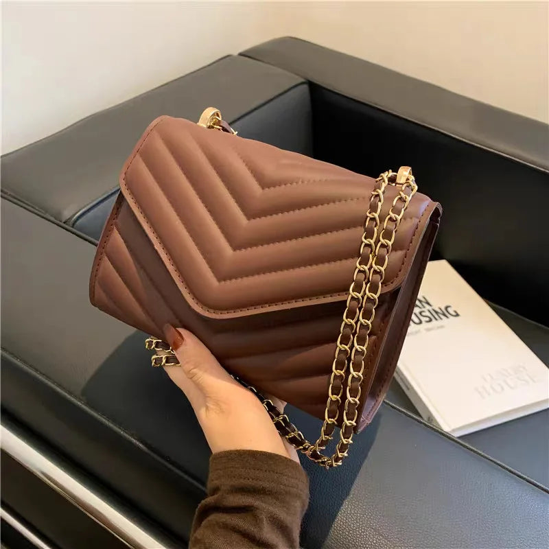 Mała pikowana torebka z łańcuszkiem - Brązowy