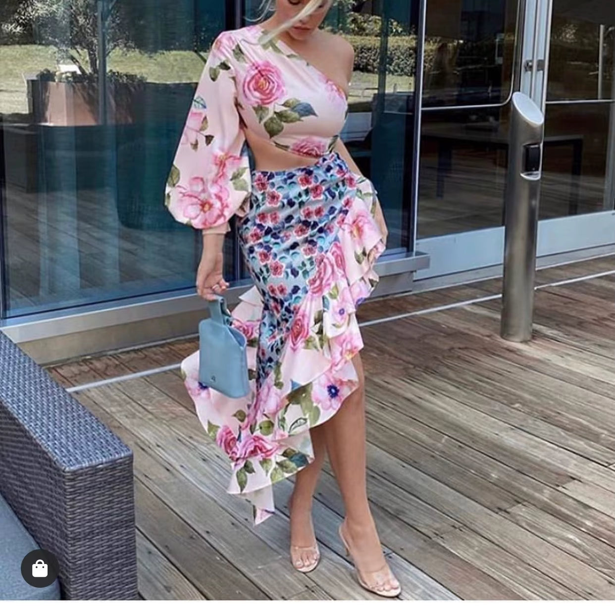 Krótka sukienka z bufkami na jedno ramię w kwiatowy wzór - S