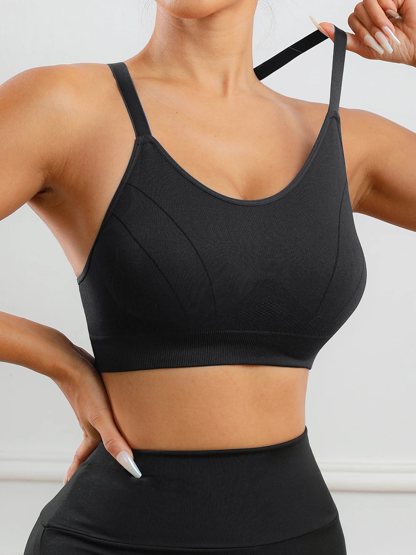 Stanik sportowy na ramiączkach - Czarny S